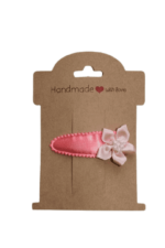 Roze haarklipje met bloem