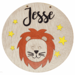 Brullende tijger met naam op hout