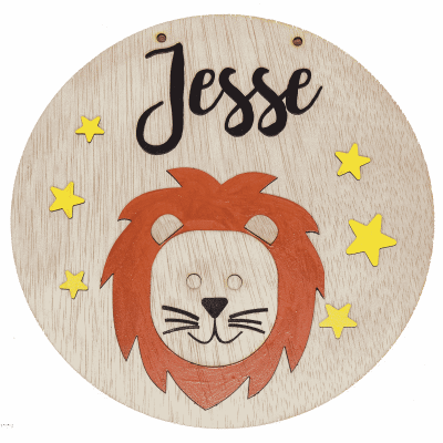 Brullende tijger met naam op hout