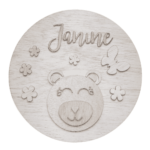 Slapende beer met naam op hout