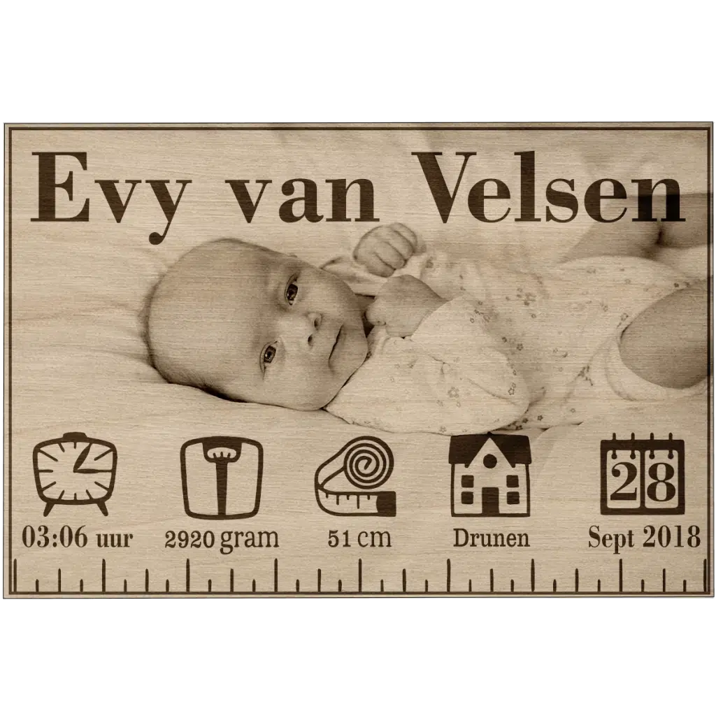 Houten geboorteposter met foto Gratis standaard