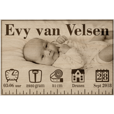 Houten geboorteposter met foto Gratis standaard