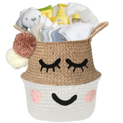Verlegen kraam mand babygift neutraal met naam wit