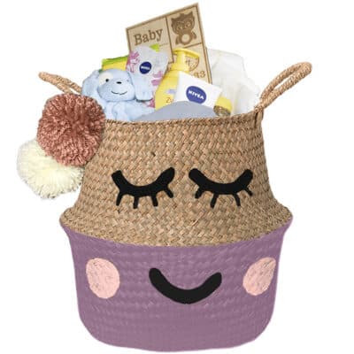 Verlegen kraam mand cute jongen met naam roze