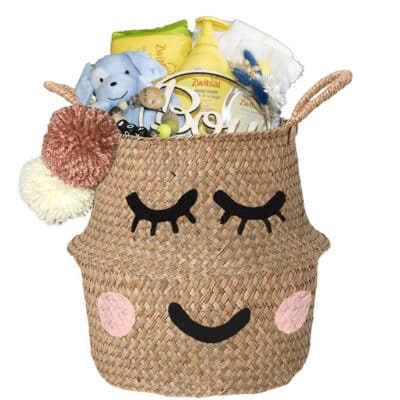 Verlegen kraam mand play jongen met naam naturel