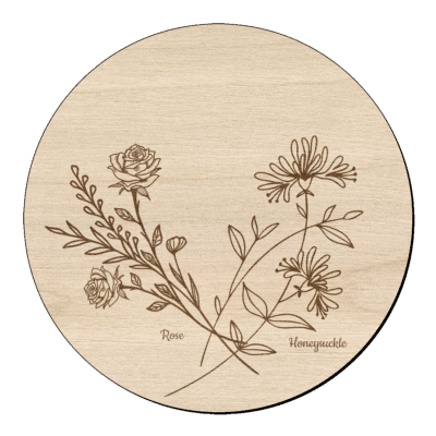 Houten bloem cirkel met kamperfoelie roos en naam