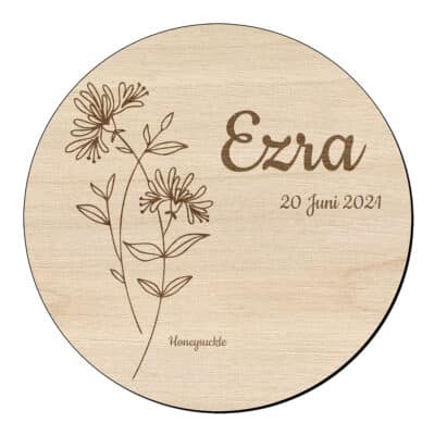 Houten bloem cirkel met kamperfoelie en naam